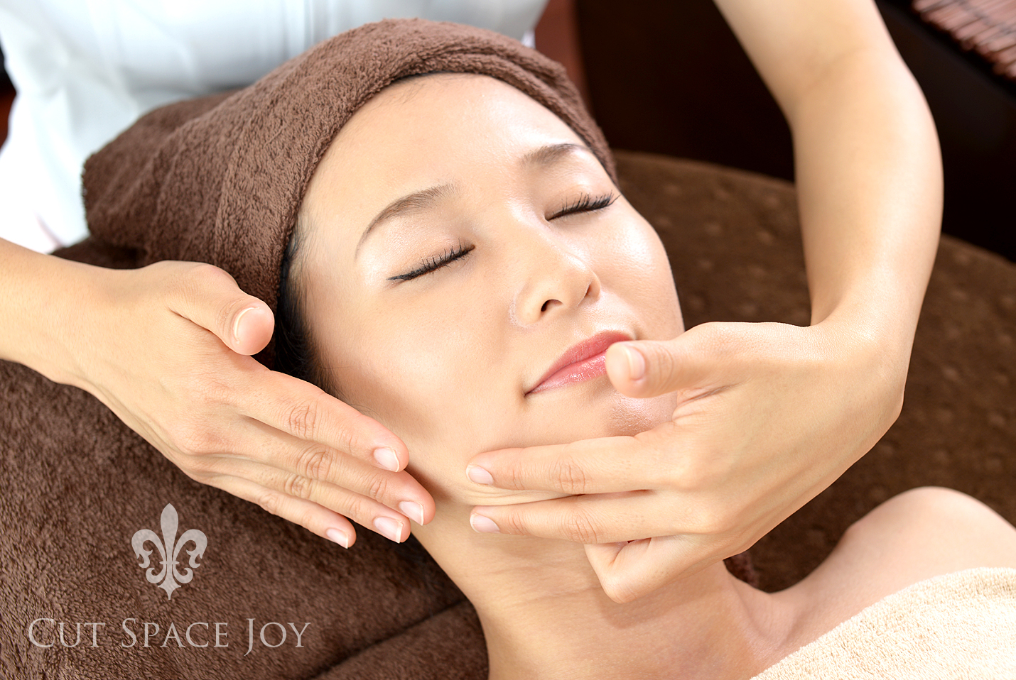 女性のお顔そり